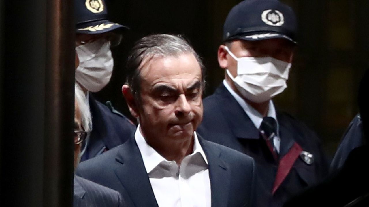 Carlos Ghosn est escorté à sa sortie du centre de détention de Tokyo, le 25 avril 2019
