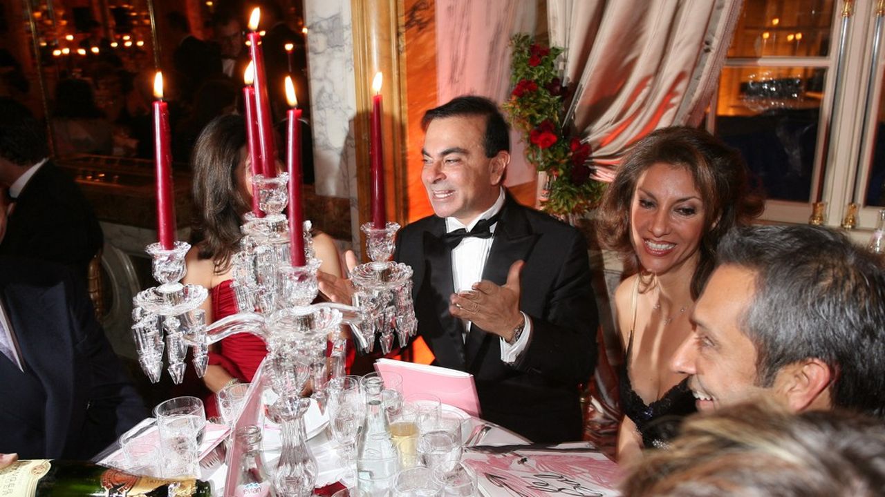 Carlos Ghosn et ses amis, lors du Bal des Débutantes, à l'hôtel Crillon, à Paris en novembre 2006