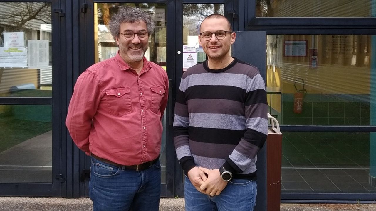 Marc Sallé (à gauche) et Sébastien Goeb (à droite), deux des chercheurs du laboratoire Moltech-Anjou, mixte entre le CNRS et l'université d'Angers, qui ont mis au point la pince moléculaire contrôlable par transfert d'électrons.