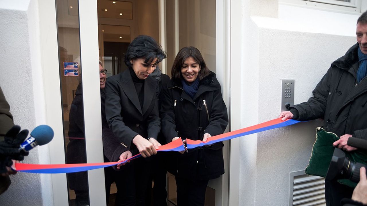 La maire de Paris Anne Hidalgo et la maire du 7e arrondissement Rachida Dati, inaugurent, en 2015, un nouvel ensemble de logements sociaux. Les deux femmes sont aujourd'hui rivales pour la prochaine mandature.
