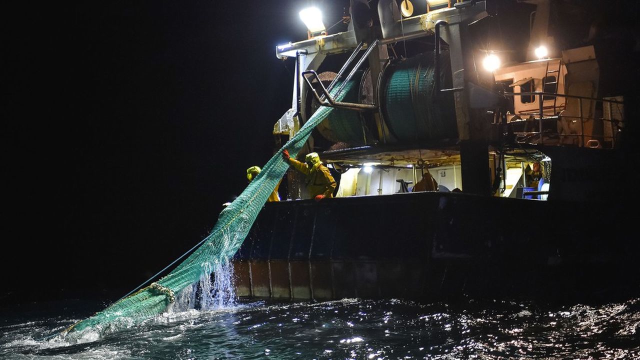 La perte de l'accès aux eaux britanniques, riches en poisson, mettrait en péril les pêcheurs européens. (Photo by LOIC VENANCE / AFP)