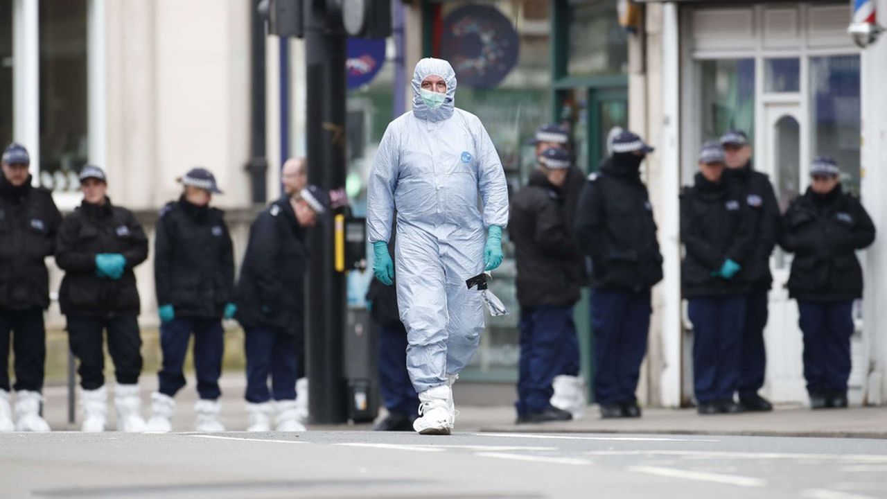 La police britannique examine des éléments d'enquête lundi 3 février à Streatham, dans le sud de Londres, au lendemain d'une attaque terroriste au couteau par un ex-prisonnier qui a blessé trois personnes avant d'être abattu par la police.