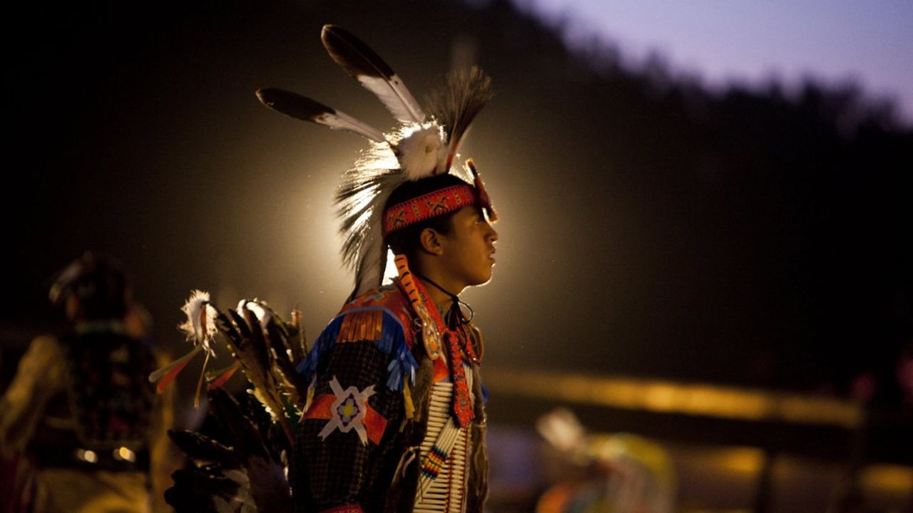 Un jeune Sioux danse dans une des réserves indiennes du Dakota du sud. Les Etats-Unis sont parmi les pays à ne pas avoir ratifié la convention de l'OIT protégeant les peuples autochtones.