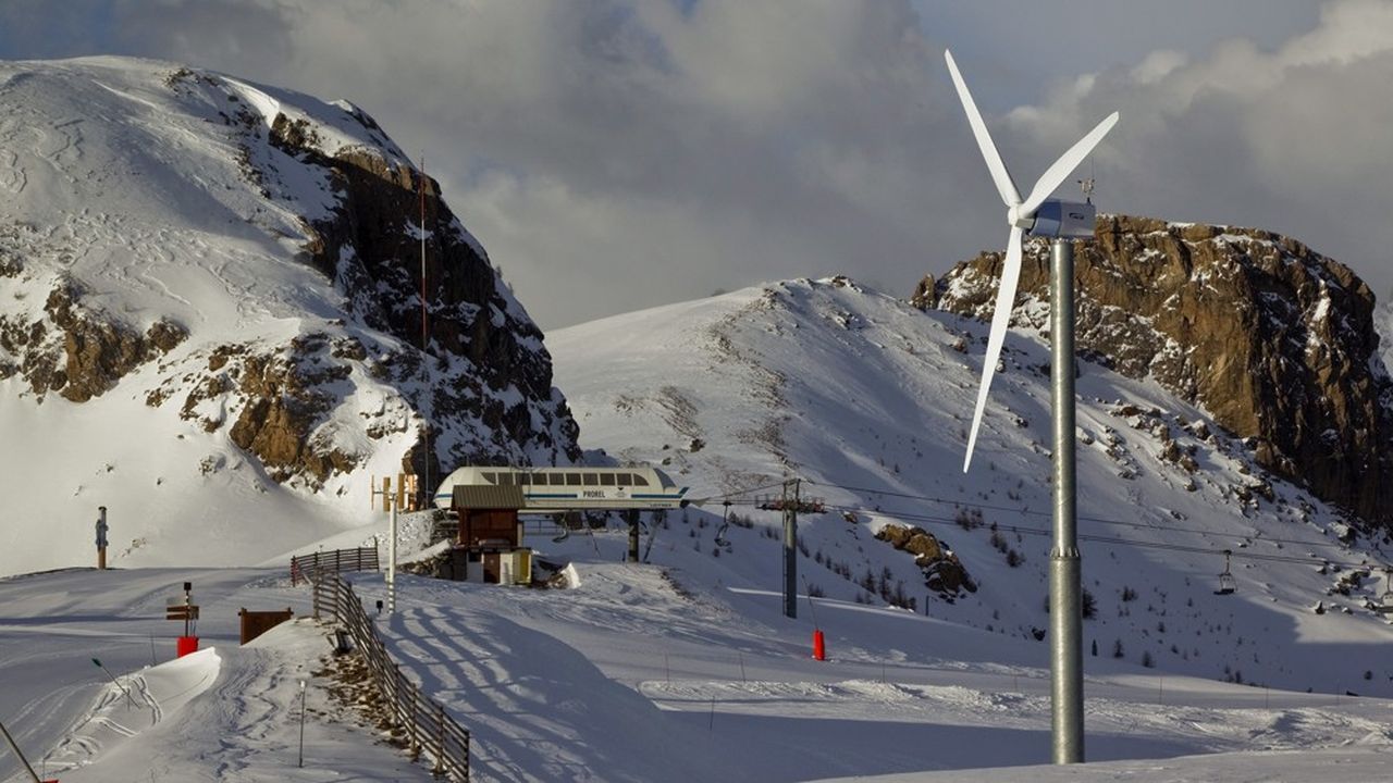La station de Serre-Chevalier, dans les Hautes-Alpes, commence à déployer du petit éolien tout en revêtant ses installations de panneaux photovoltaïques à haut rendement.