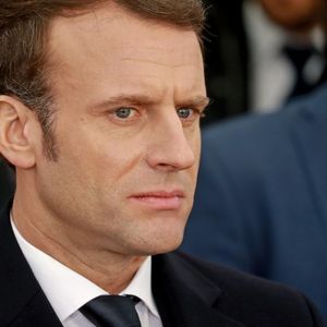 Dans le baromètre Elabe pour « Les Echos » et Radio classique, la cote de confiance d'Emmanuel Macron est relativement stable en février, avec 31 % de Français qui lui font « confiance », en baisse de 1 point sur un mois.