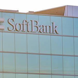 Softbank constituerait l'un des principaux investissements d'Elliott, qui aurait déjà rencontré les dirigeants du groupe japonais, dont son patron Masayoshi Son et le directeur de Vision Fund, Rajeev Misra.