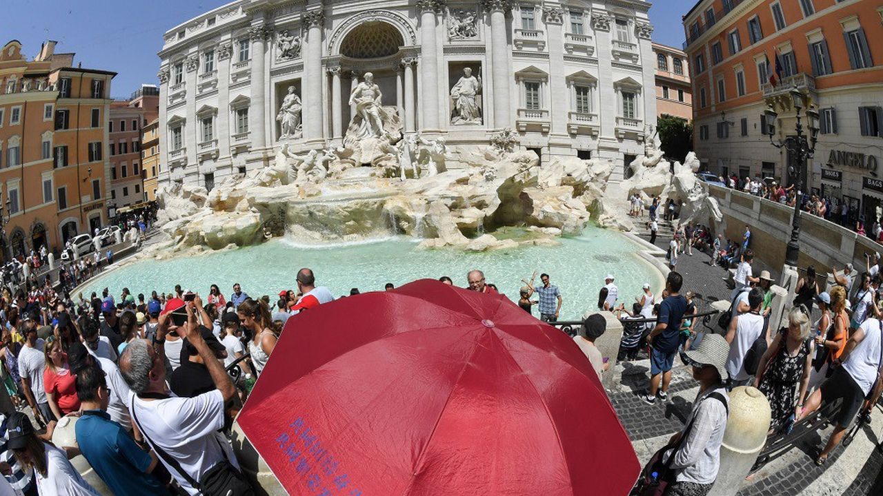 Monument emblématique de Rome, la fontaine de Trevi est constamment débordée par une foule de touristes.