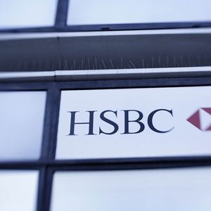 HSBC doit recevoir vendredi 14 février les premières offres indicatives pour le rachat de ses activités de banque de détail en France.