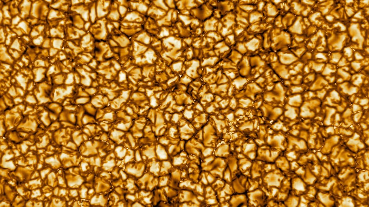 Prise par le Daniel K. Inouye Solar Telescope, cette photo montre l'image de plus haute résolution jamais prise du Soleil. Chacune des « cellules » qui marquettent sa surface fait approximativement la taille de l'Etat du Texas.