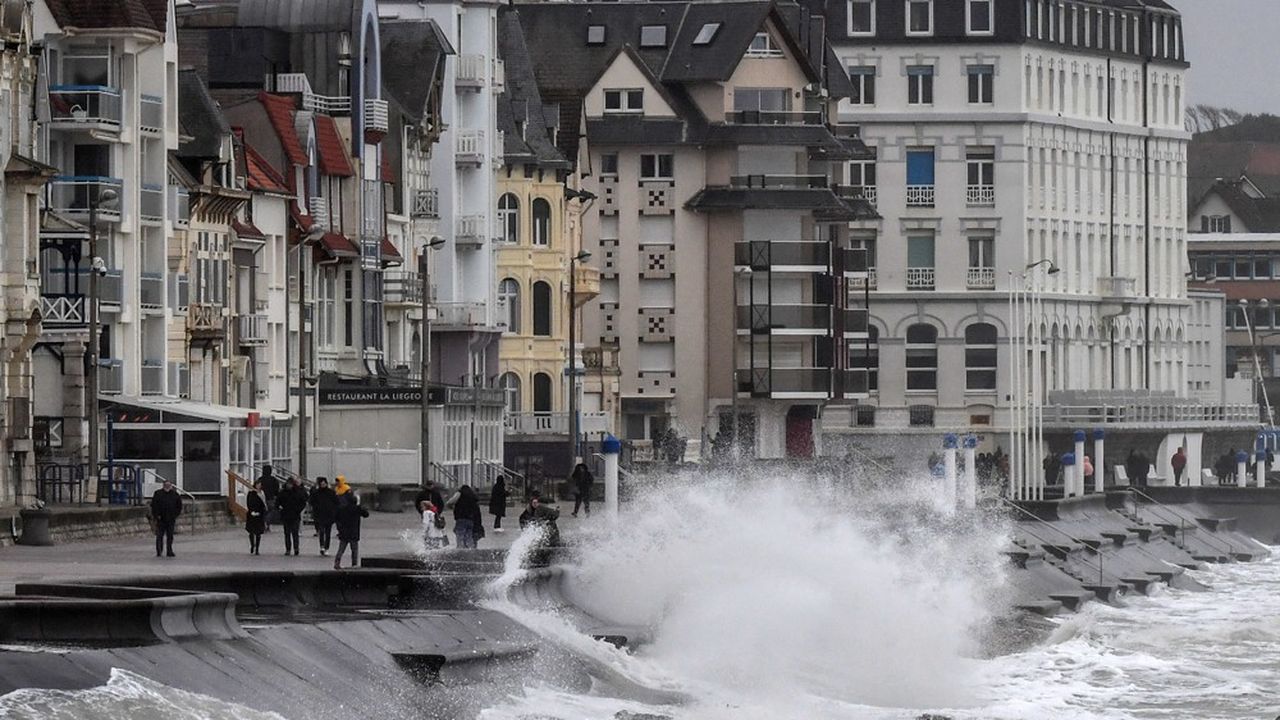 Lundi matin, près de 130.000 foyers étaient privés d'électricité en France en raison de la tempête, a indiqué Enedis.