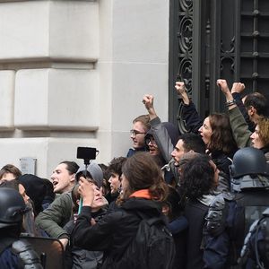 Des activistes du groupe « Youth for Climate Paris » lors de leur sortie des locaux parisiens de Blackrock.