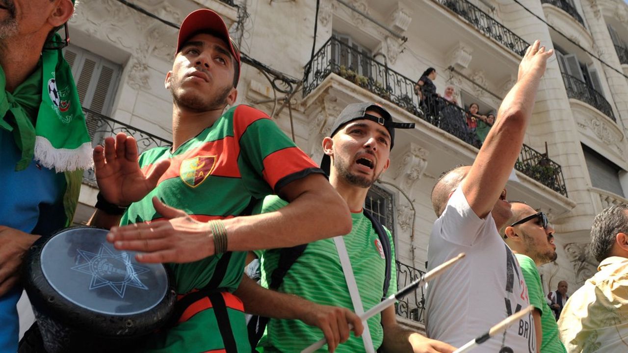 Le 21 juin 2019, des jeunes supporters poursuivent le « hirak » pour réclamer l'instauration d'une démocratie en Algérie.