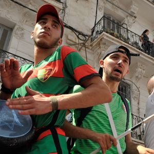 Le 21 juin 2019, des jeunes supporters poursuivent le « hirak » pour réclamer l'instauration d'une démocratie en Algérie.
