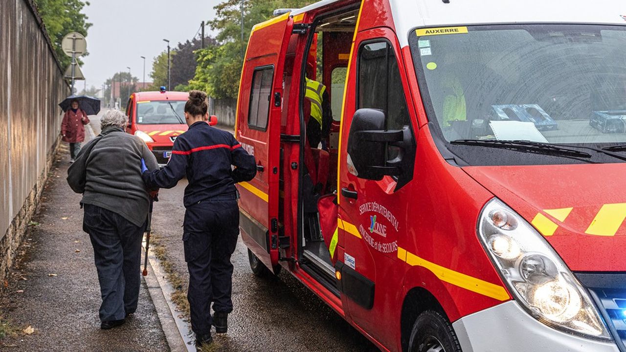 Un pompier prend en charge une femme tombée sur le trottoir dans l'Yonne. Plus des deux tiers des interventions des sapeurs-pompiers relèvent de l'assistance aux personnes.