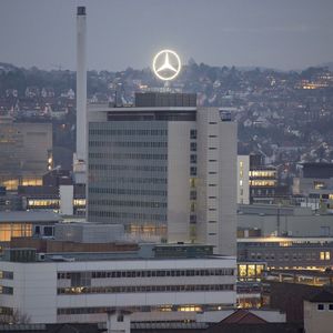 Ola Källenius, le patron de Daimler annonce un nouveau plan d'économies de 1,4 milliard d'euros (Photo by THOMAS KIENZLE/AFP)