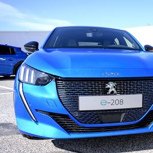 Dans un marché français nettement en recul, la 208 a été la voiture la plus écoulée le mois dernier, avec 7 % des ventes, dont 25 % de véhicules électriques.