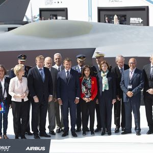 Devant une maquette conçue par Dassault, les ministres de la Défense de France, d'Allemagne et d'Espagne signaient au salon du Bourget en juin dernier un contrat-cadre pour la réalisation d'un avion de combat du futur.