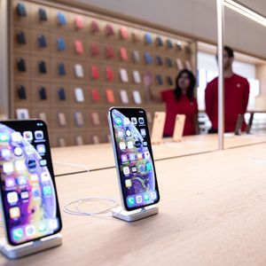 Le nouvel iPhone 11 a permis à Apple de devenir le numéro un du marché au quatrième trimestre, avec presque 19 % du marché selon Strategy Analytics. Mais la firme californienne reste numéro trois sur l'ensemble de l'année, derrière Samsung et Huawei.