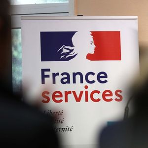 Les maisons France Services, présentées comme l'une des réponses à la crise des « gilets jaunes », doivent permettre de faciliter la vie des citoyens en regroupant en un même lieu tous les services au public.