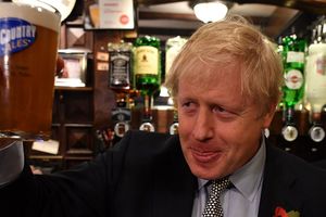 Boris Johnson, le Premier ministre du Royaume-Uni, dans un à bar Wolverhampton (Angleterre), le 11 novembre 2019.