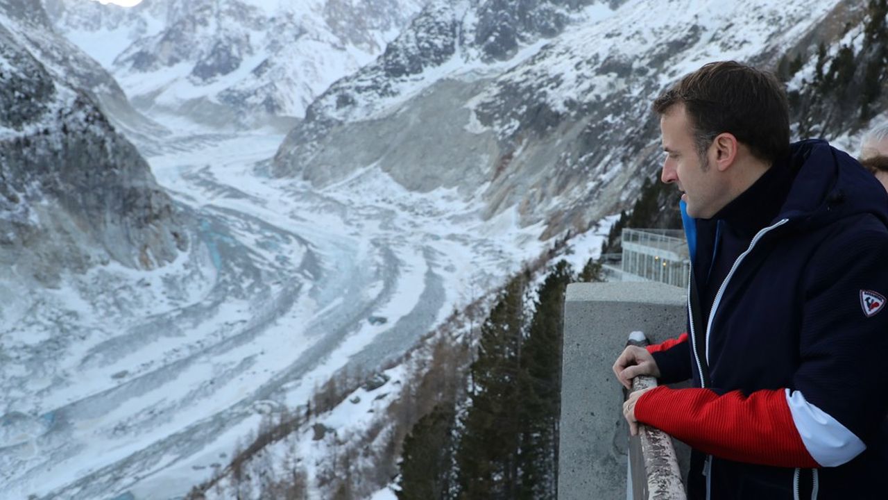 Le président de la République s'est rendu sur la Mer de Glace privée de neige cette année.