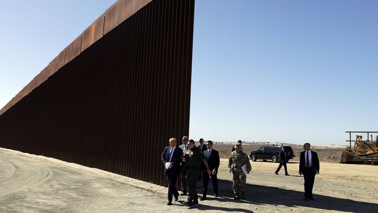 Le président américain Donald Trump lors d'une visite d'une section du mur à la frontière américano-mexicaine.