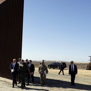 Le président américain Donald Trump lors d'une visite d'une section du mur à la frontière américano-mexicaine.