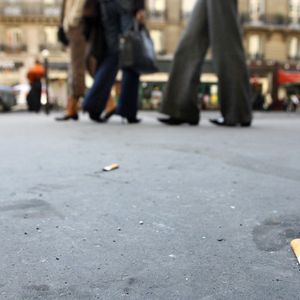 Sur les 71 milliards de cigarettes fumées dans l'Hexagone chaque année, 29 % des mégots, soit 21 milliards, finissent au sol.