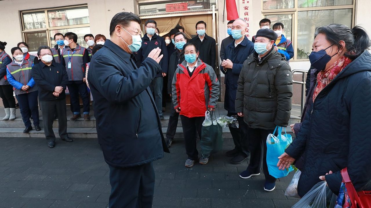 Le président chinois Xi Jinping rencontre des Pékinois dans le cadre d'une inspection, réalisée le 10 février, du dispositif de contrôle et de prévention de l'épidémie de coronavirus.