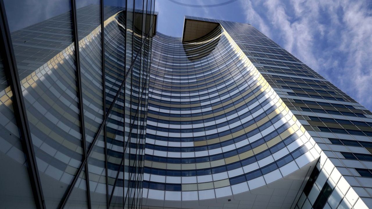 La Tour Eqho à La Défense, siège de KPMG France, en face de laquelle se trouve la Tour Europlaza, où KPMG Avocats est installé sur 7 étages.