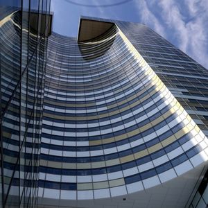 La Tour Eqho à La Défense, siège de KPMG France, en face de laquelle se trouve la Tour Europlaza, où KPMG Avocats est installé sur 7 étages.