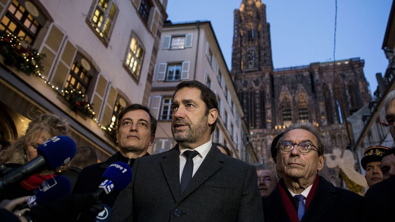 Le ministre de l'Intérieur Christophe Castaner (au centre), Alain Fontanel 1er Adjoint au maire de Strasbourg (à gauche) et Roland Ries maire de Strasboug (à droite) lors de la cérémonie d'ouverture du marché de Noël de Strasbourg, le 22 novembre 2019.