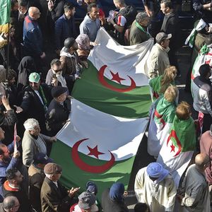 Vendredi à Alger le « hirak » s'est poursuivi, avant la grande marche qui a eu lieu dimanche à Kherrata pour célébrer la manifestation dans cette ville de Petite Kabylie du 16 février 2019.
