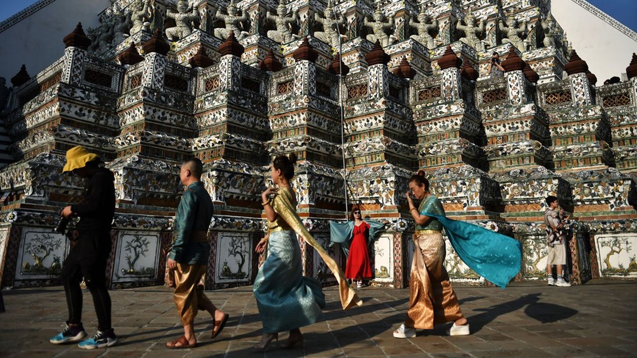 Les touristes chinois se font rares sur les sites thaï comme au temple Wat Arun temple à Bangkok (notre photo).