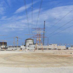 La construction de la centrale de Barakah a été assurée par un consortium mené par Emirates Nuclear Energy Corporation (ENEC) et le coréen Korea Electric Power Corporation (KEPCO).