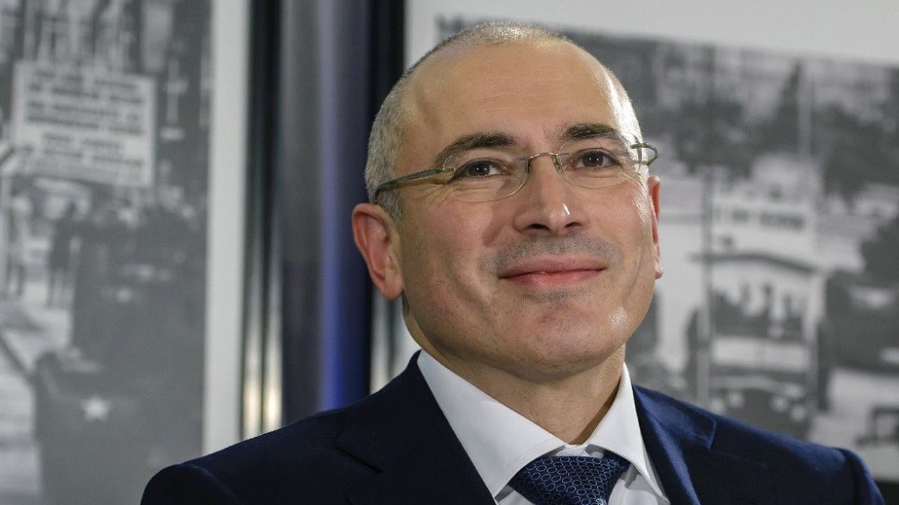 Mikhaïl Khodorkovski, ici à sa sortie de prison en 2013, est devenu depuis un opposant farouche à Vladimir Poutine.
