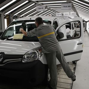 En janvier, les immatriculations de Renault ont plongé de 16,3 % et celles de PSA, de 12,9 %.