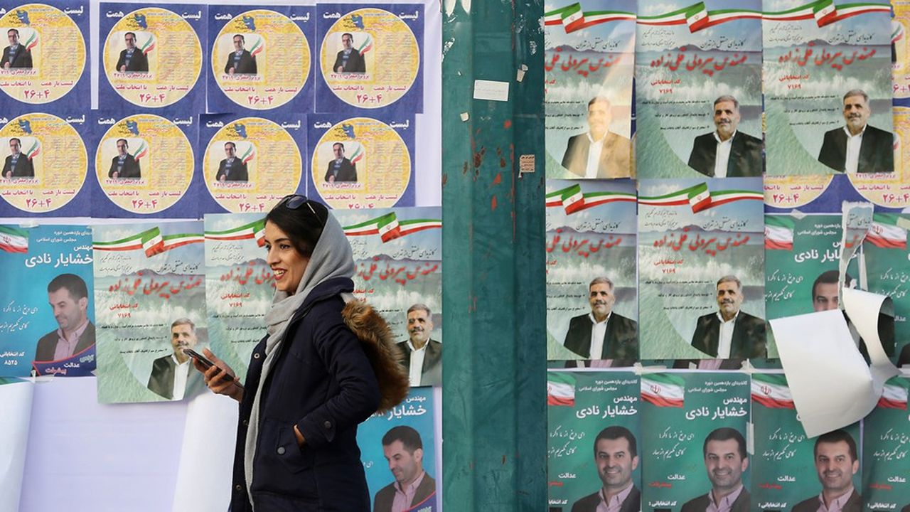 Les affiches placardées à Téhéran appellent les habitants à voter, « un devoir religieux » selon le Guide suprême, l'ayatollah Khamenei. La campagne a été très courte, moins de dix jours.