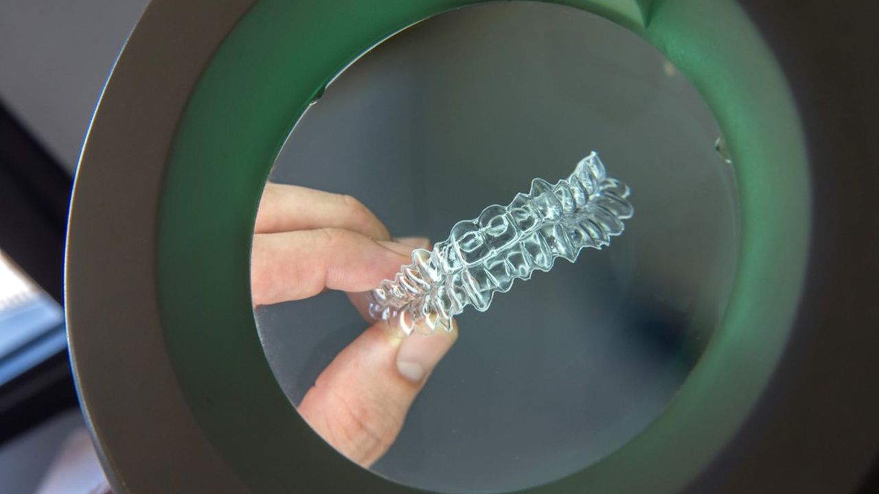 Biotech Dental propose des outils numériques tout au long de la chaîne, depuis le scanner intraoral jusqu'à la prothèse, sortie de ses usines d'impression 3D de Salon-de-Provence et de Scionzier.