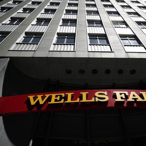 L'enquête montrera que Wells Fargo mettait la pression sur ses équipes commerciales pour qu'elles atteignent leurs objectifs, quitte à ouvrir des comptes aux clients sans leur demander leur autorisation.