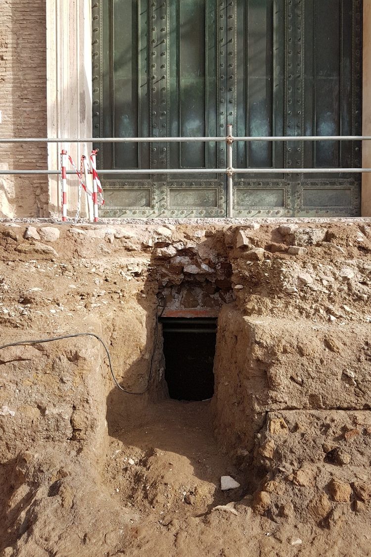 L'entrée de la cavité où a été trouvé le tombeau, sous le Comitium.