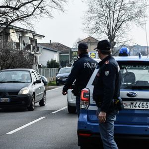 La police surveille les entrées aux abords de la ville de Codogno, en Lombardie, qui a été placée en quarantaine.