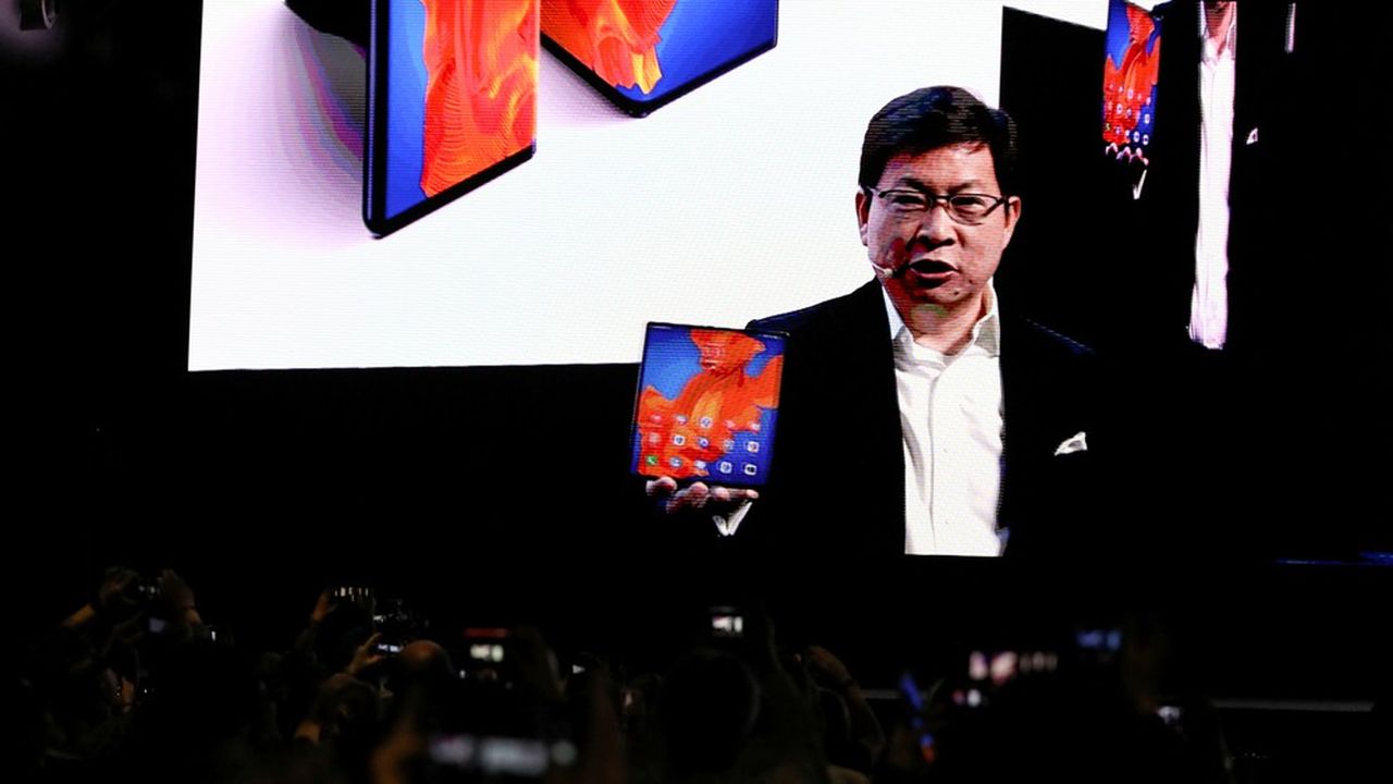 Richard Yu, PDG de l'activité grand public de Huawei, a lancé lundi le nouveau smartphone pliable du groupe, le Mate Xs.