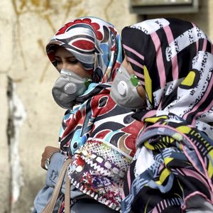 Les masques se répandent dans la rue à Téhéran, en complément du port habituel du tchador.