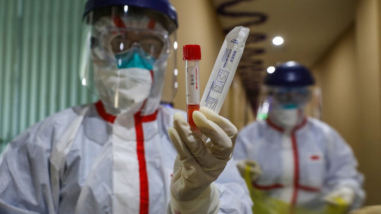 Les deux essais cliniques réalisés dans la province de Hubei, en Chine, visent à inclure quelque 760 patients présentant des symptômes graves dans l'un (essai démarré le 6 février), légers à modérés dans l'autre (essai démarré le 13 février).