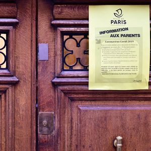 Une note d'information sur la conduite à tenir vis-à-vis du coronavirus à l'entrée d'une école parisienne.