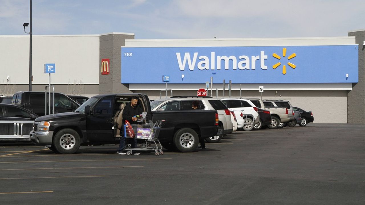 Walmart choisit de mettre ses supercenters, dont la taille reste pour lui un atout, au coeur d'un réseau d'offres tournées vers la satisfaction des besoins élargis des clients.