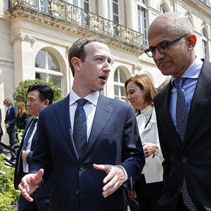 Mark Zuckerberg (à gauche), fondateur de Facebook, s'entretient avec Satya Nadella, PDG de Microsoft, à l'Elysée dans le cadre du sommet « Tech for Good ».