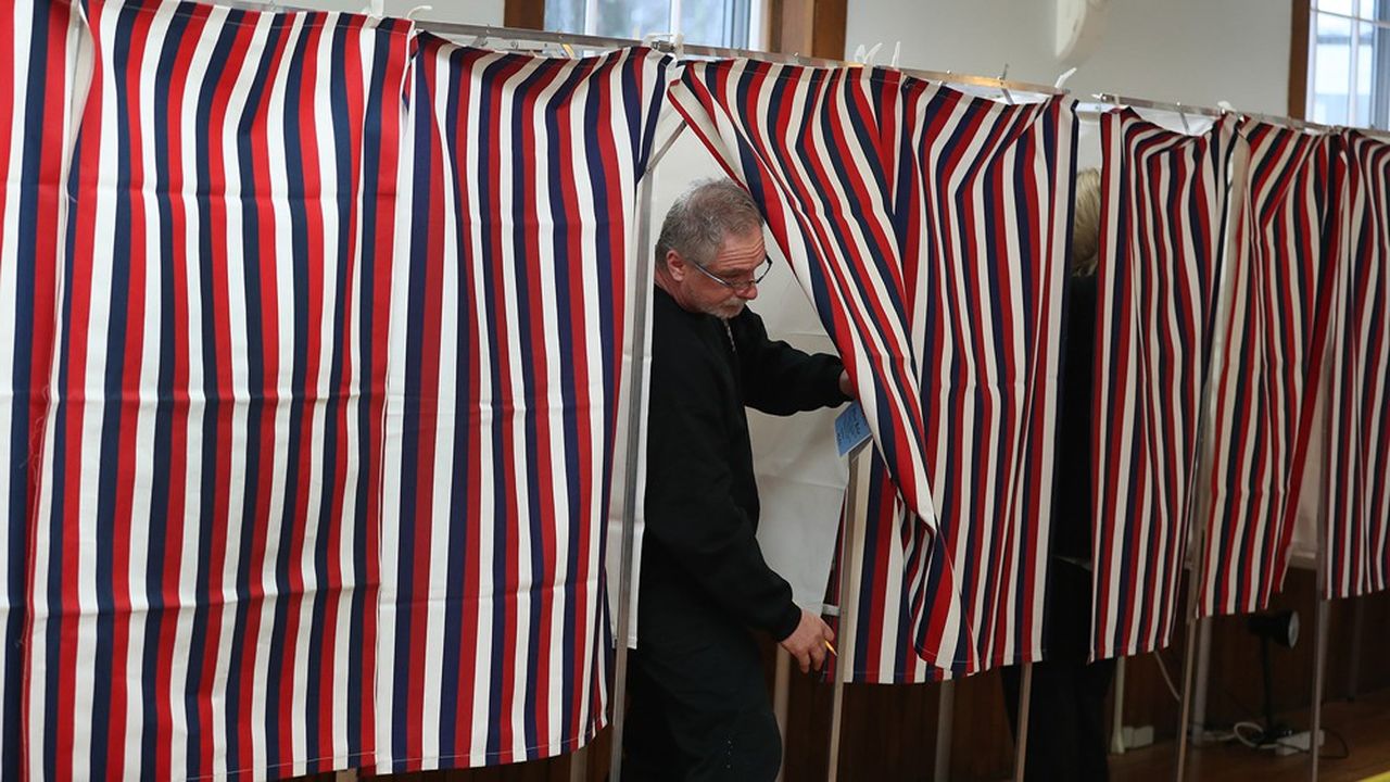 Un électeur sort de l'isoloir dans le New Hampshire. Les Américains font partie des peuples les plus attachés, selon le sondage Pew, à des élections libres et à l'existence de partis d'opposition.