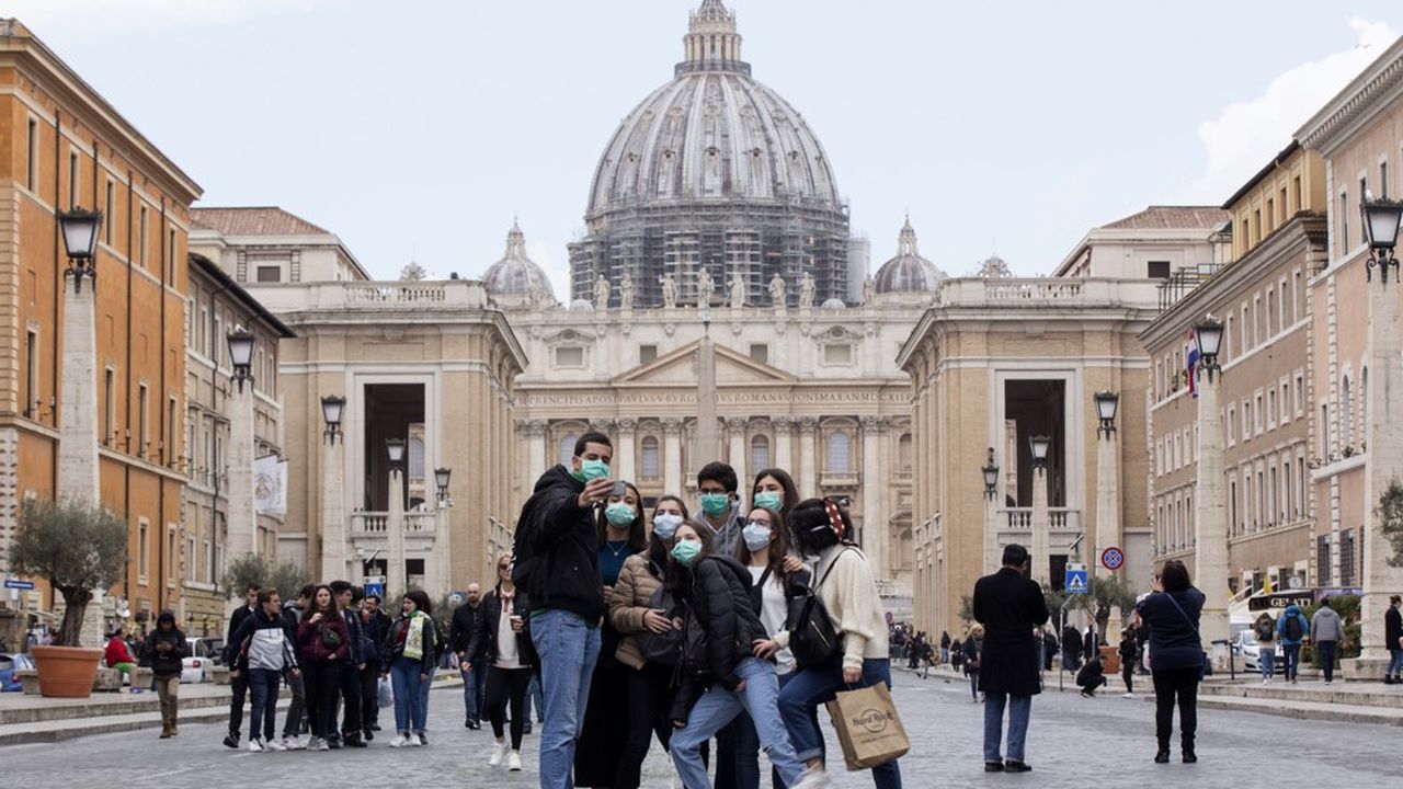 Rien n'arrête la prise d'un selfie, pas même le coronavirus. Des jeunes se prennent en photo sur la place Saint-Pierre à Rome.